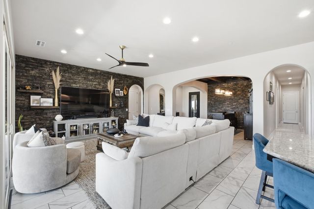 3612 Gold King Place Circle, Dinuba, CA 93618