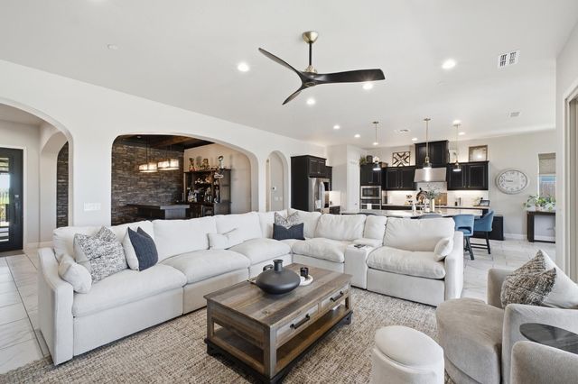 3612 Gold King Place Circle, Dinuba, CA 93618