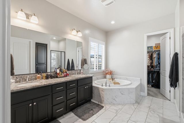 3612 Gold King Place Circle, Dinuba, CA 93618