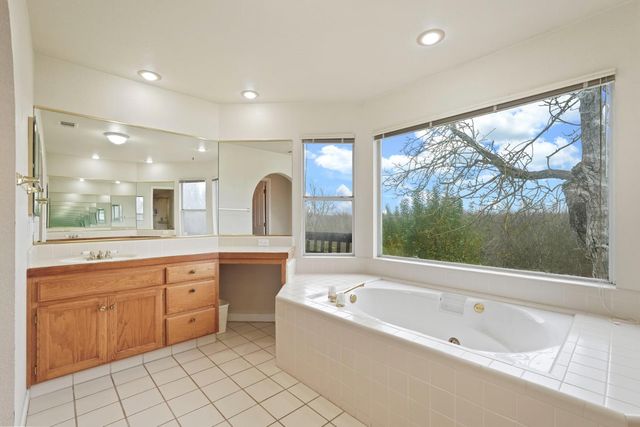 14055 Bluff Dr, Lockeford, CA 95237