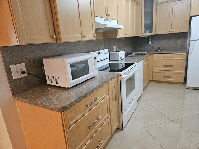 959 SE 2nd Avenue 117, Deerfield Beach, FL 33441