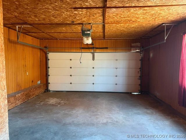 9390 Hedge Road, Henryetta, OK 74437