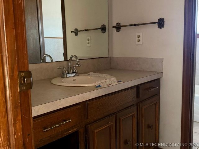 9390 Hedge Road, Henryetta, OK 74437