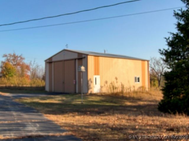 9390 Hedge Road, Henryetta, OK 74437