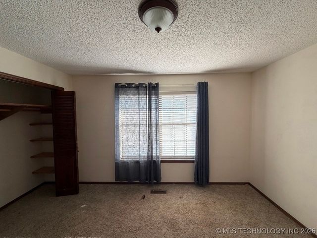 9390 Hedge Road, Henryetta, OK 74437