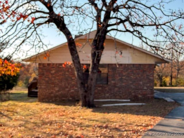 9390 Hedge Road, Henryetta, OK 74437