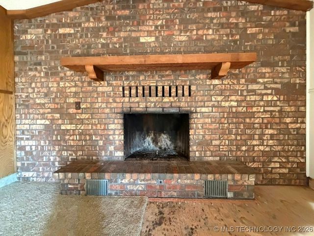 9390 Hedge Road, Henryetta, OK 74437