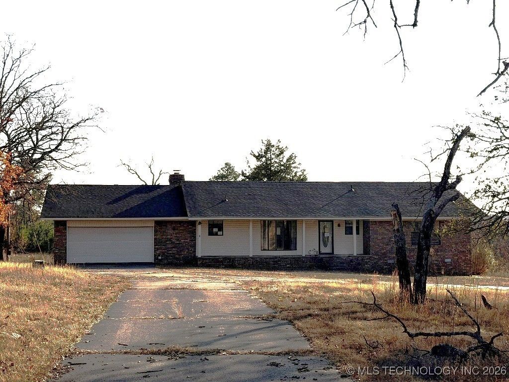 9390 Hedge Road, Henryetta, OK 74437