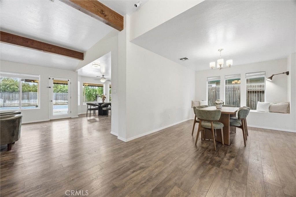 Image 11 of property listing at 9901 Mesa Oak Drive, Bakersfield, CA 93311