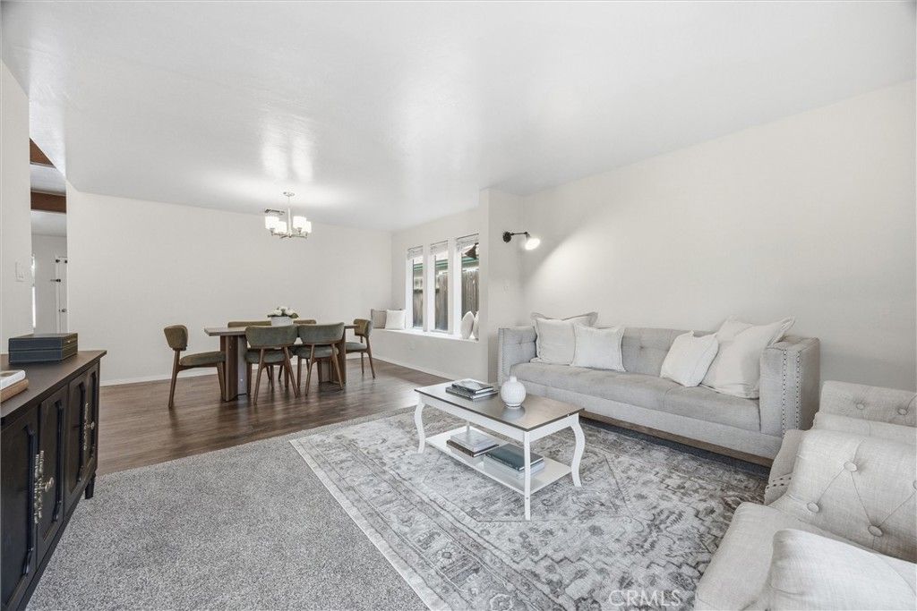 Image 16 of property listing at 9901 Mesa Oak Drive, Bakersfield, CA 93311