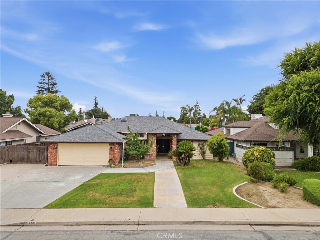 Image 3 of property listing at 9901 Mesa Oak Drive, Bakersfield, CA 93311