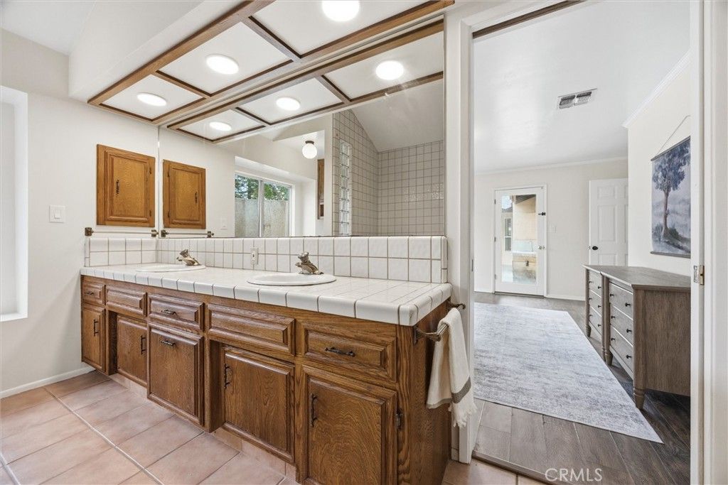 Image 30 of property listing at 9901 Mesa Oak Drive, Bakersfield, CA 93311