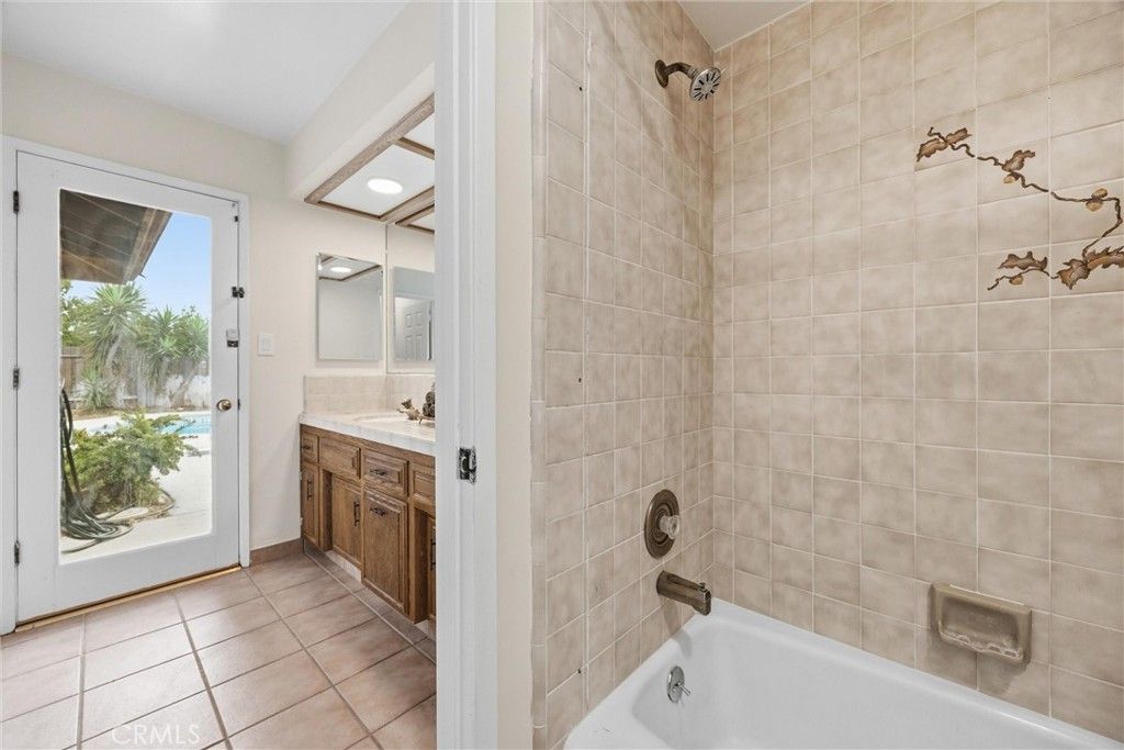 Image 36 of property listing at 9901 Mesa Oak Drive, Bakersfield, CA 93311