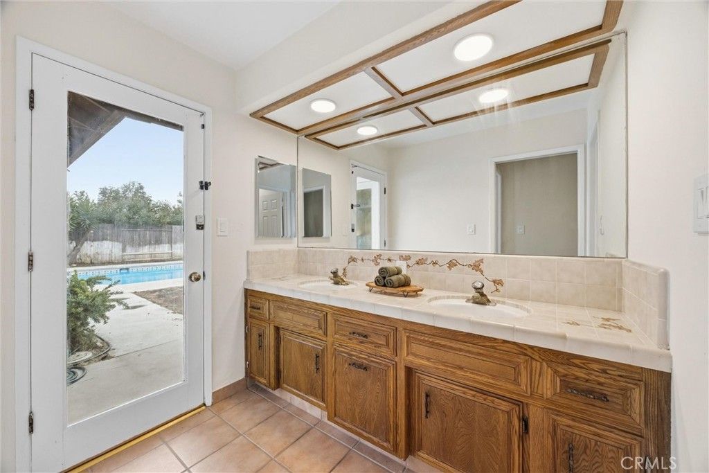 Image 37 of property listing at 9901 Mesa Oak Drive, Bakersfield, CA 93311