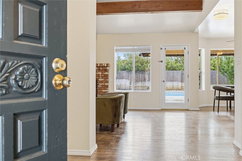 Image 5 of property listing at 9901 Mesa Oak Drive, Bakersfield, CA 93311
