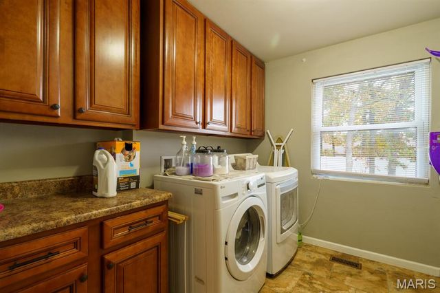 695 Sidney Street, St James, MO 65559