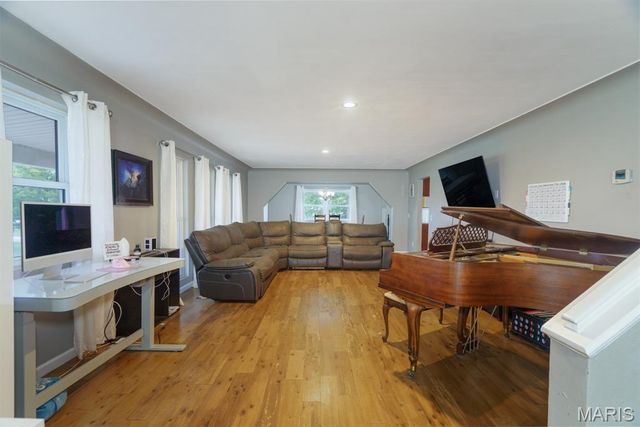 695 Sidney Street, St James, MO 65559