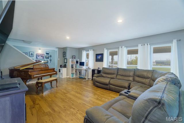 695 Sidney Street, St James, MO 65559