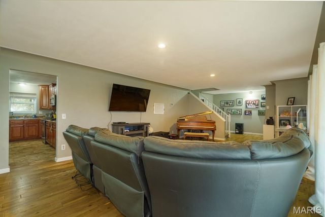 695 Sidney Street, St James, MO 65559