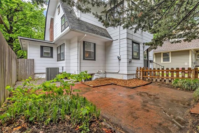 5445 Holmes Street, Kansas City, MO 64110