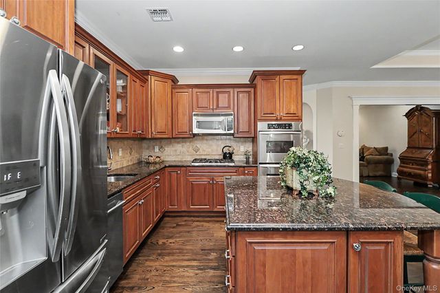 398 Altessa Boulevard, Melville, NY 11747