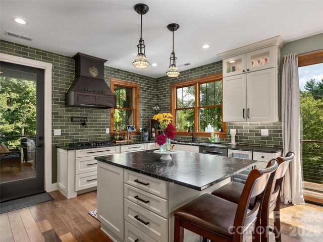 95 Merrills Chase Road, Asheville, NC 28803