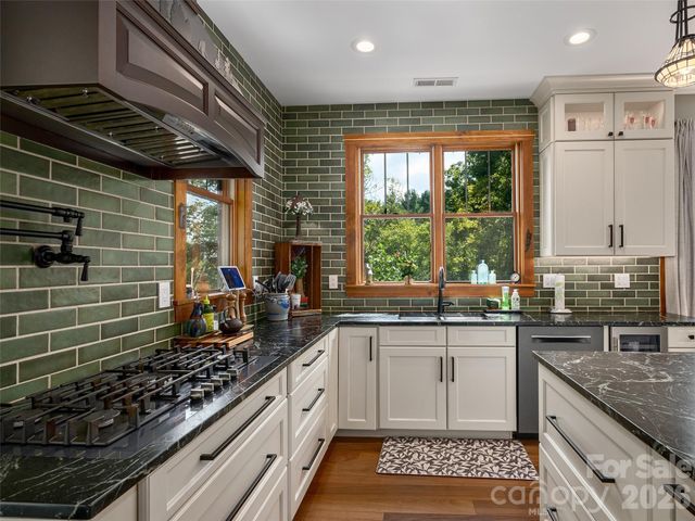 95 Merrills Chase Road, Asheville, NC 28803