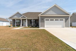 610 Bright Harvest Drive, Maysville, NC 28555