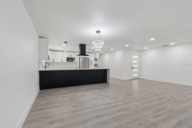 7906 N FREMONT AVENUE, Tampa, FL 33604