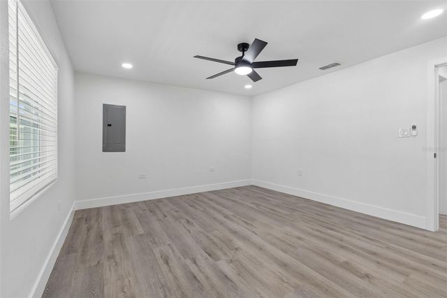 7906 N FREMONT AVENUE, Tampa, FL 33604