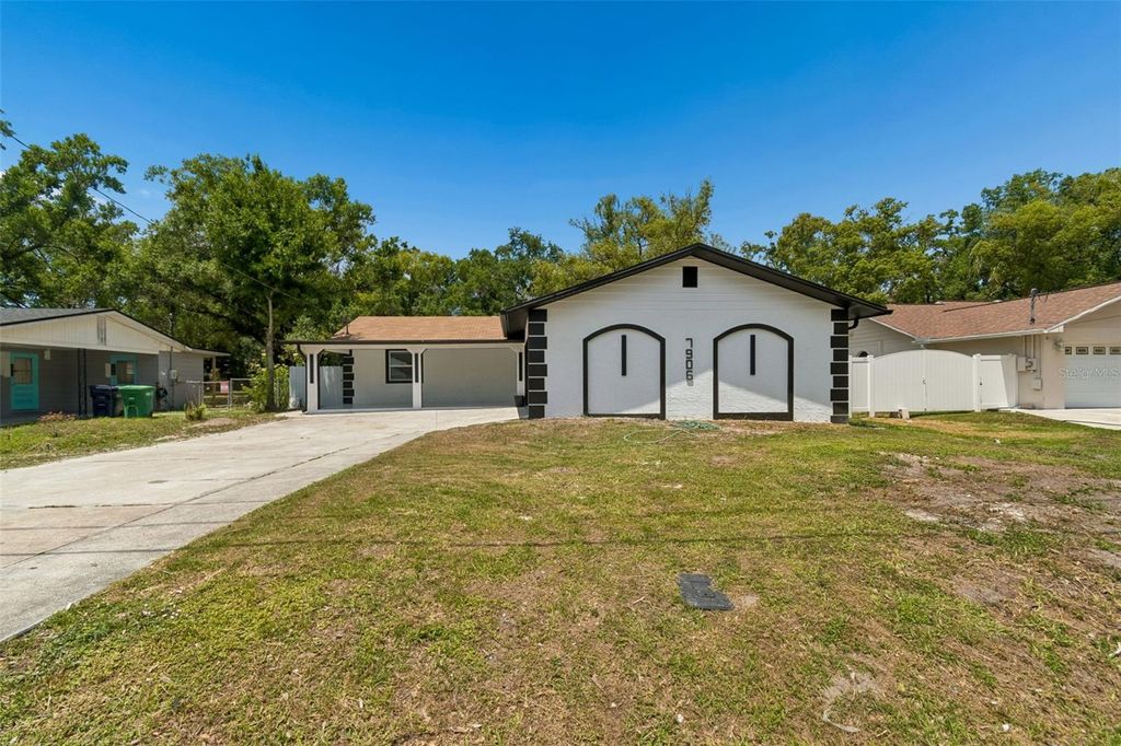 Image 4 of property listing at 7906 N FREMONT AVENUE, Tampa, FL 33604