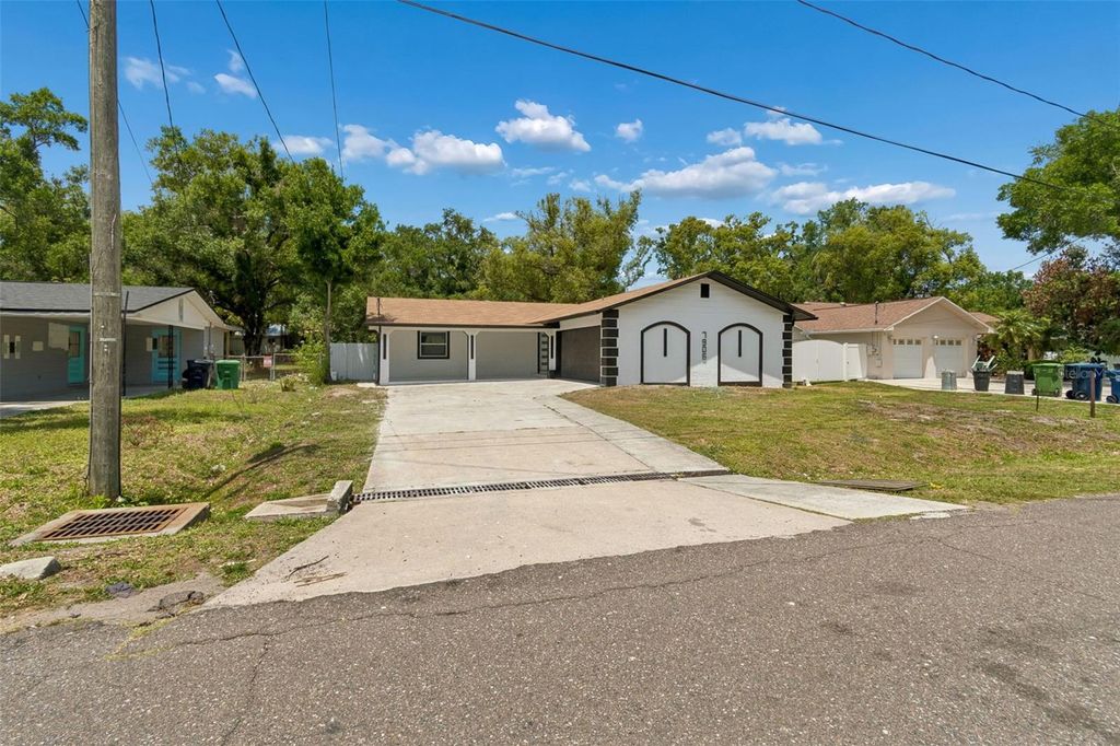 Image 8 of property listing at 7906 N FREMONT AVENUE, Tampa, FL 33604