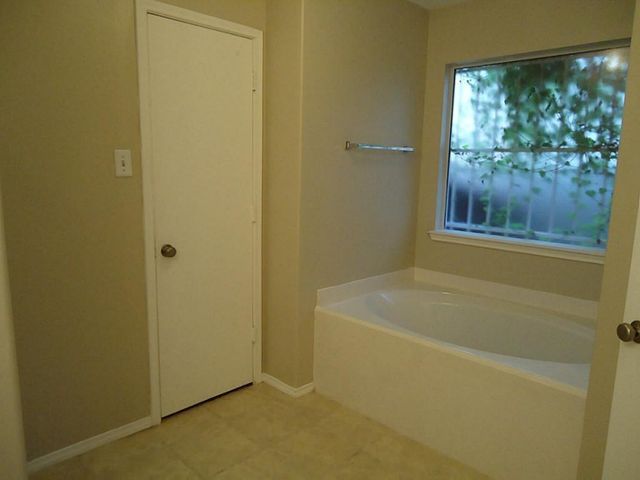 11047 Knobbley Oak Court, Houston, TX 77065