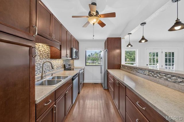1889 Westbourne Way, Fenton, MO 63026