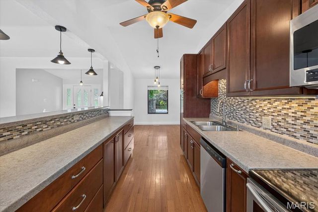 1889 Westbourne Way, Fenton, MO 63026