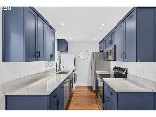 47 EAGLE CREST Dr 14, Lake Oswego, OR 97035