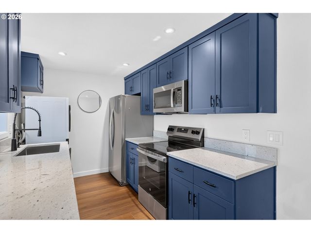47 EAGLE CREST Dr 14, Lake Oswego, OR 97035