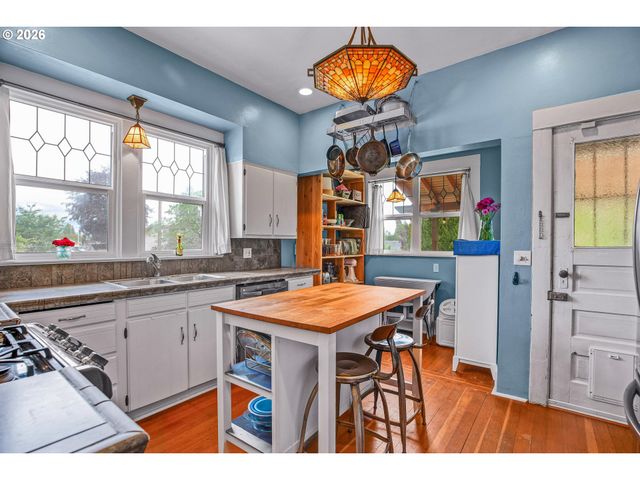318 S Ivy St, Canby, OR 97013