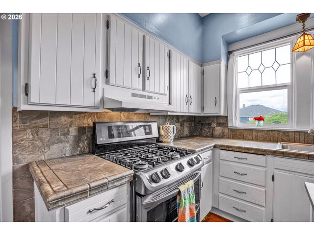318 S Ivy St, Canby, OR 97013