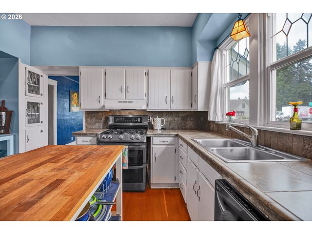 318 S Ivy St, Canby, OR 97013