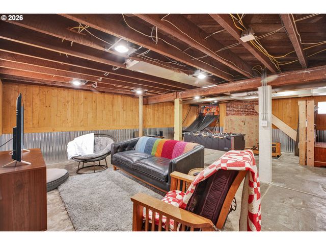 318 S Ivy St, Canby, OR 97013