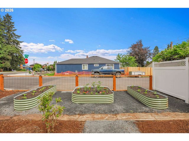 318 S Ivy St, Canby, OR 97013