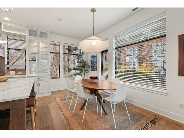 1684 Nw RIVERSCAPE St, Portland, OR 97209