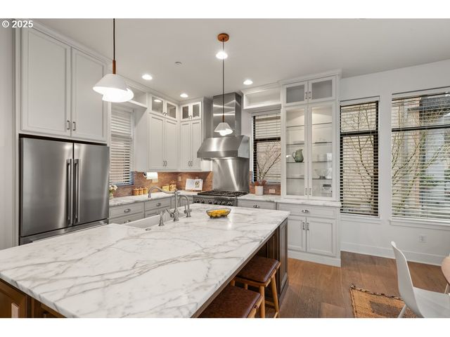 1684 Nw RIVERSCAPE St, Portland, OR 97209