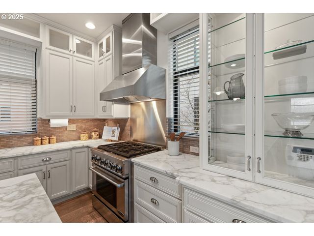 1684 Nw RIVERSCAPE St, Portland, OR 97209