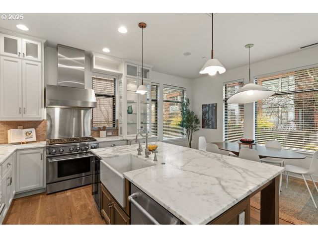 1684 Nw RIVERSCAPE St, Portland, OR 97209