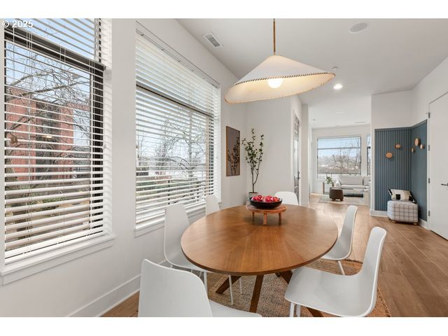 1684 Nw RIVERSCAPE St, Portland, OR 97209