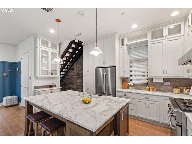 1684 Nw RIVERSCAPE St, Portland, OR 97209