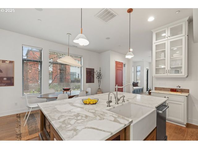 1684 Nw RIVERSCAPE St, Portland, OR 97209