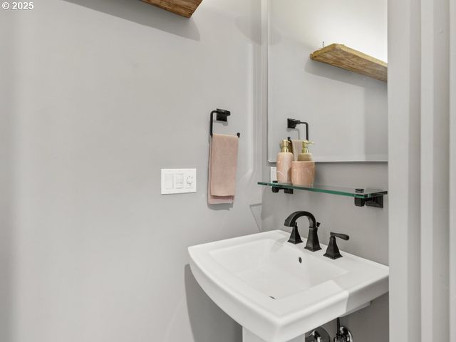 1684 Nw RIVERSCAPE St, Portland, OR 97209